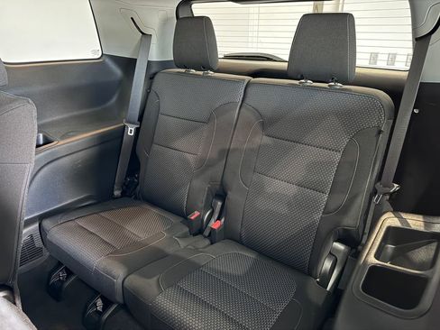 Certified 2023 GMC Acadia SLE w/ Driver Convenience Package image 12