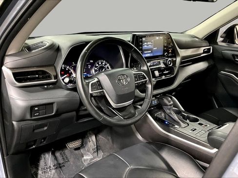 Used 2022 Toyota Highlander XLE AWD/4WD image 18