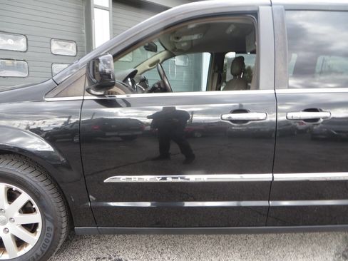 Used 2015 Chrysler Town & Country Touring w/ Driver Convenience Group image 42