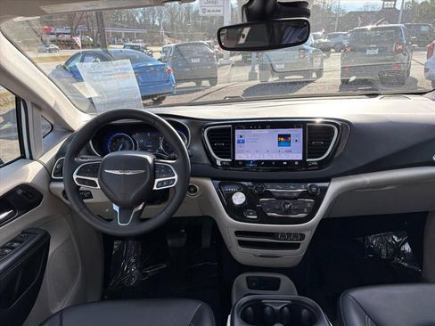 Used 2024 Chrysler Pacifica Touring-L image 6
