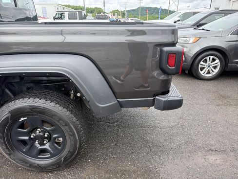 Used 2024 Jeep Gladiator Sport AWD/4WD image 9
