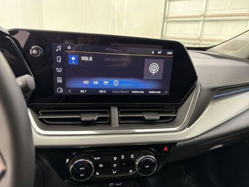 Used 2025 Chevrolet Trax LT w/ LT Convenience Package image 22