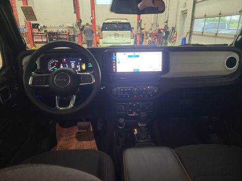 Used 2025 Jeep Wrangler Unlimited Sahara w/ Safety Group AWD/4WD image 19