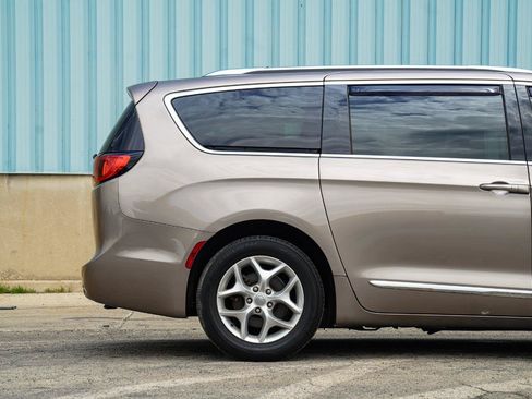 Used 2017 Chrysler Pacifica Touring-L Plus w/ Tire & Wheel Group FWD image 11