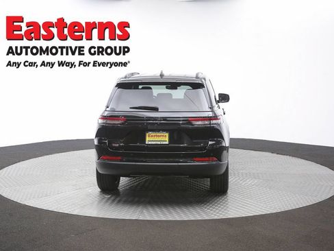 Used 2024 Jeep Grand Cherokee Laredo AWD/4WD image 39