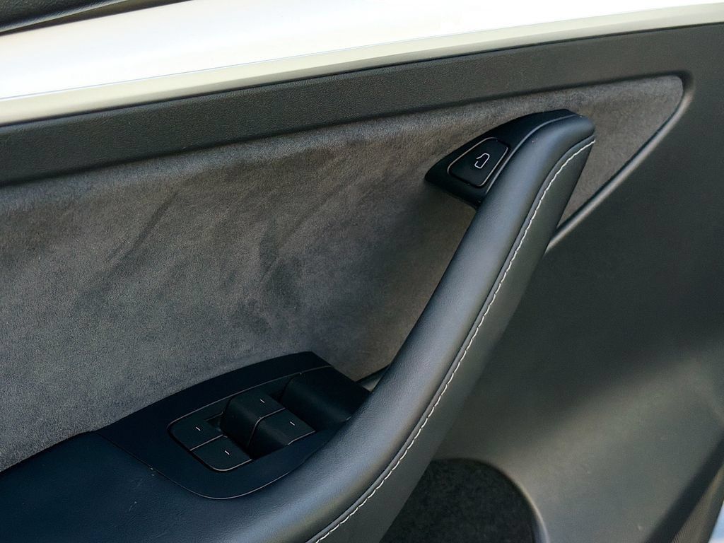 Used 2024 Tesla Model Y Long Range AWD/4WD image 17