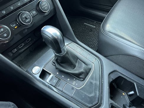 Used 2018 Volkswagen Tiguan SE w/ Panoramic Sunroof Package image 24