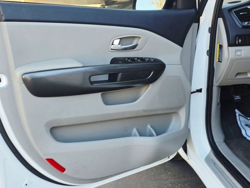 Used 2020 Kia Sedona LX image 11