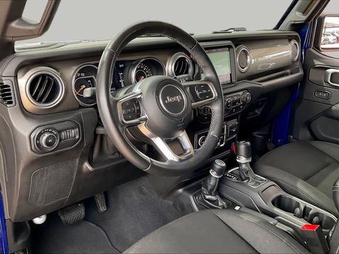 Used 2019 Jeep Wrangler Unlimited Sahara w/ Uconnect 4C Nav & Sound Group AWD/4WD image 16
