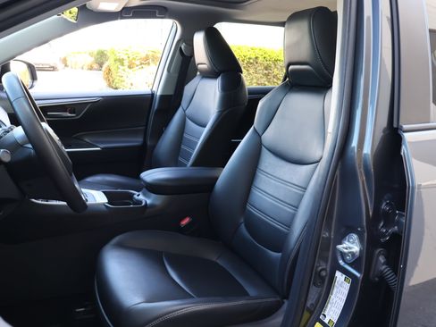 Used 2020 Toyota RAV4 XLE Premium image 2