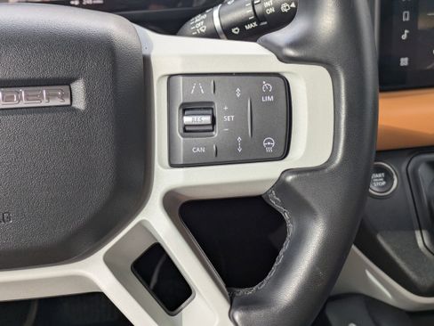 Used 2024 Land Rover Defender 110 SE image 18
