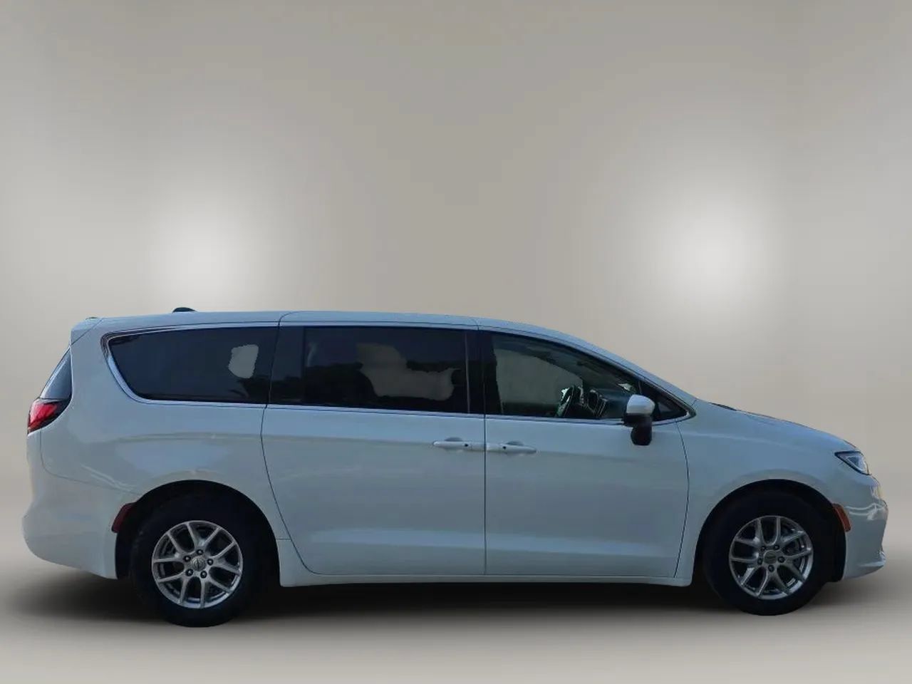 Used 2023 Chrysler Pacifica Touring-L FWD image 9