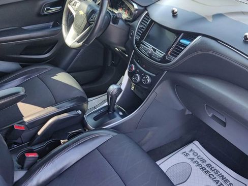 Used 2022 Chevrolet Trax LT w/ Midnight Edition image 17