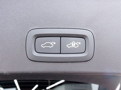 Certified 2025 Volvo XC40 B5 Plus image 39