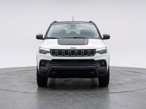 Used 2025 Jeep Compass Trailhawk AWD/4WD image 2
