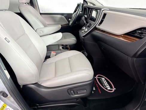 Used 2017 Toyota Sienna Limited Premium image 33