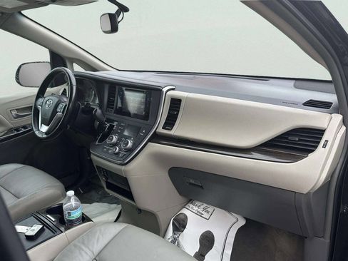 Used 2016 Toyota Sienna XLE image 13