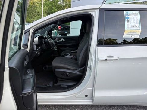 Used 2019 Chrysler Pacifica Touring Plus FWD image 11