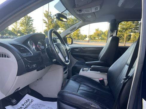 Used 2014 Chrysler Town & Country Touring FWD image 17