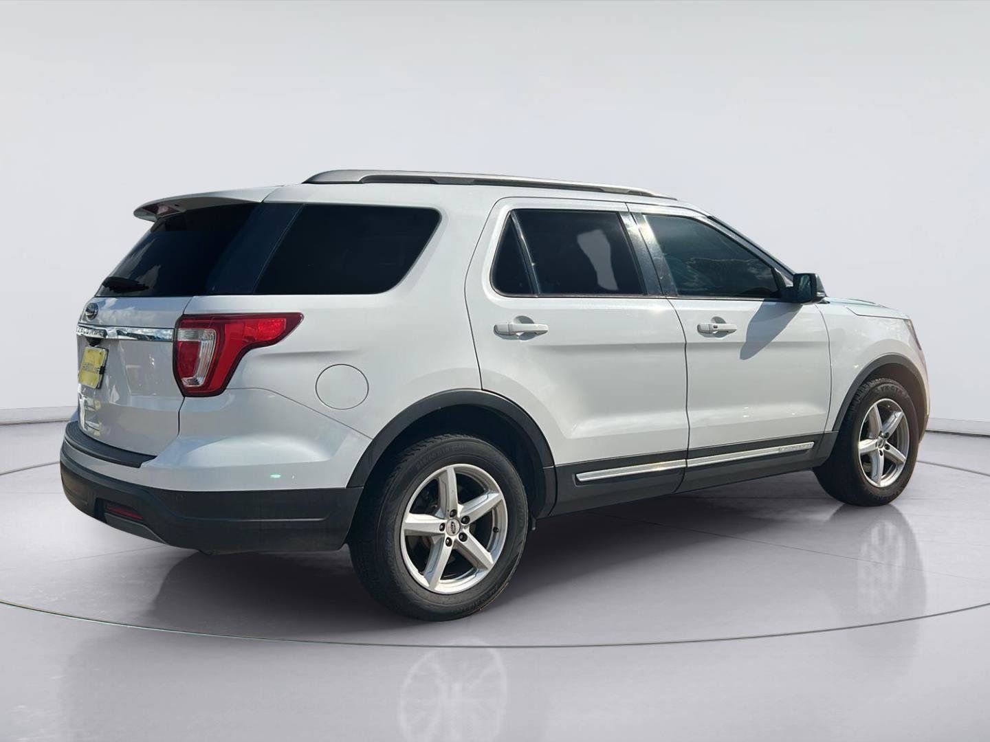 Used 2019 Ford Explorer XLT w/ Equipment Group 201A FWD image 4