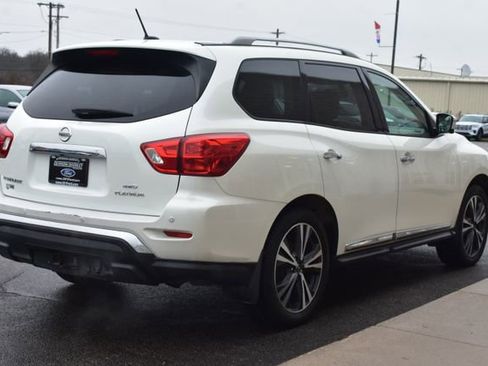Used 2017 Nissan Pathfinder Platinum w/ Family Entertainment Package AWD/4WD image 10