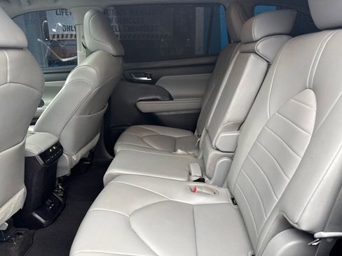 Used 2023 Toyota Highlander XLE image 29