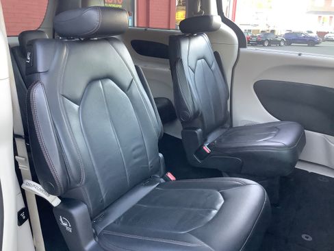 Used 2020 Chrysler Pacifica Touring-L Plus image 15