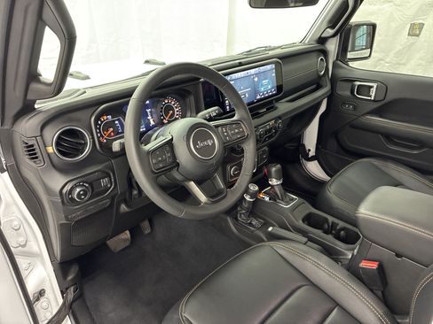 Certified 2025 Jeep Gladiator Sport AWD/4WD image 19