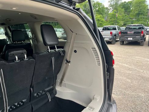 Used 2023 Chrysler Pacifica Touring-L FWD image 13