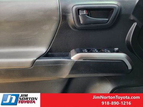 Used 2017 Toyota Tacoma SR5 w/ Tow Package image 25