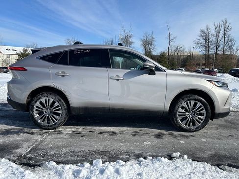 Used 2024 Toyota Venza XLE image 8