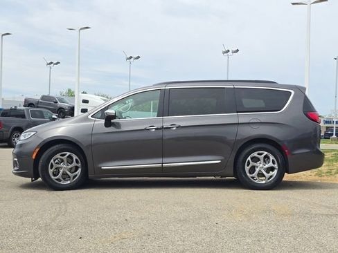 Used 2023 Chrysler Pacifica Limited FWD image 28