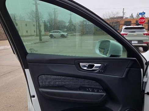 Used 2023 Volvo XC60 B5 Core image 24