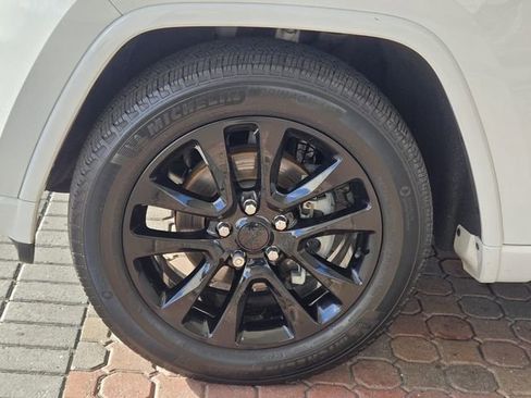 Used 2019 Jeep Grand Cherokee Altitude image 12