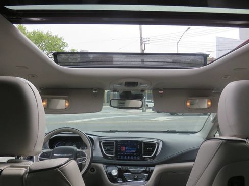 Used 2018 Chrysler Pacifica Limited w/ Advanced Safetytec Group FWD image 13