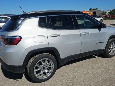 Used 2025 Jeep Compass Limited AWD/4WD image 3