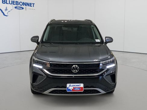 Used 2022 Volkswagen Taos SE FWD image 2