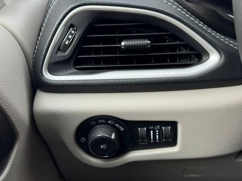 Used 2024 Chrysler Pacifica Limited FWD image 32