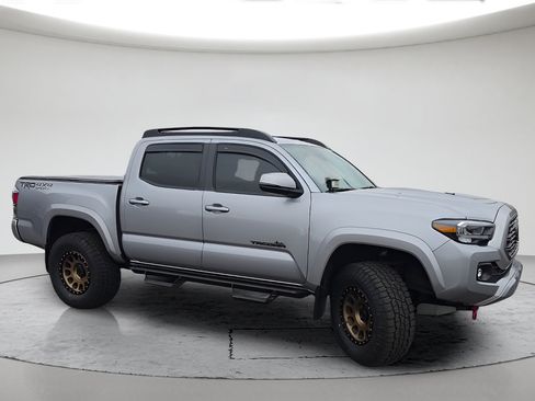 Used 2020 Toyota Tacoma TRD Sport w/ TRD Premium Sport Package AWD/4WD image 4
