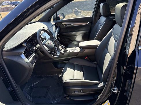Used 2025 Cadillac XT6 Luxury image 16