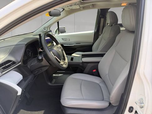 Used 2025 Toyota Sienna XLE w/ XLE Plus Package AWD/4WD image 10