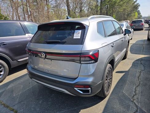 Used 2025 Volkswagen Taos SE image 5