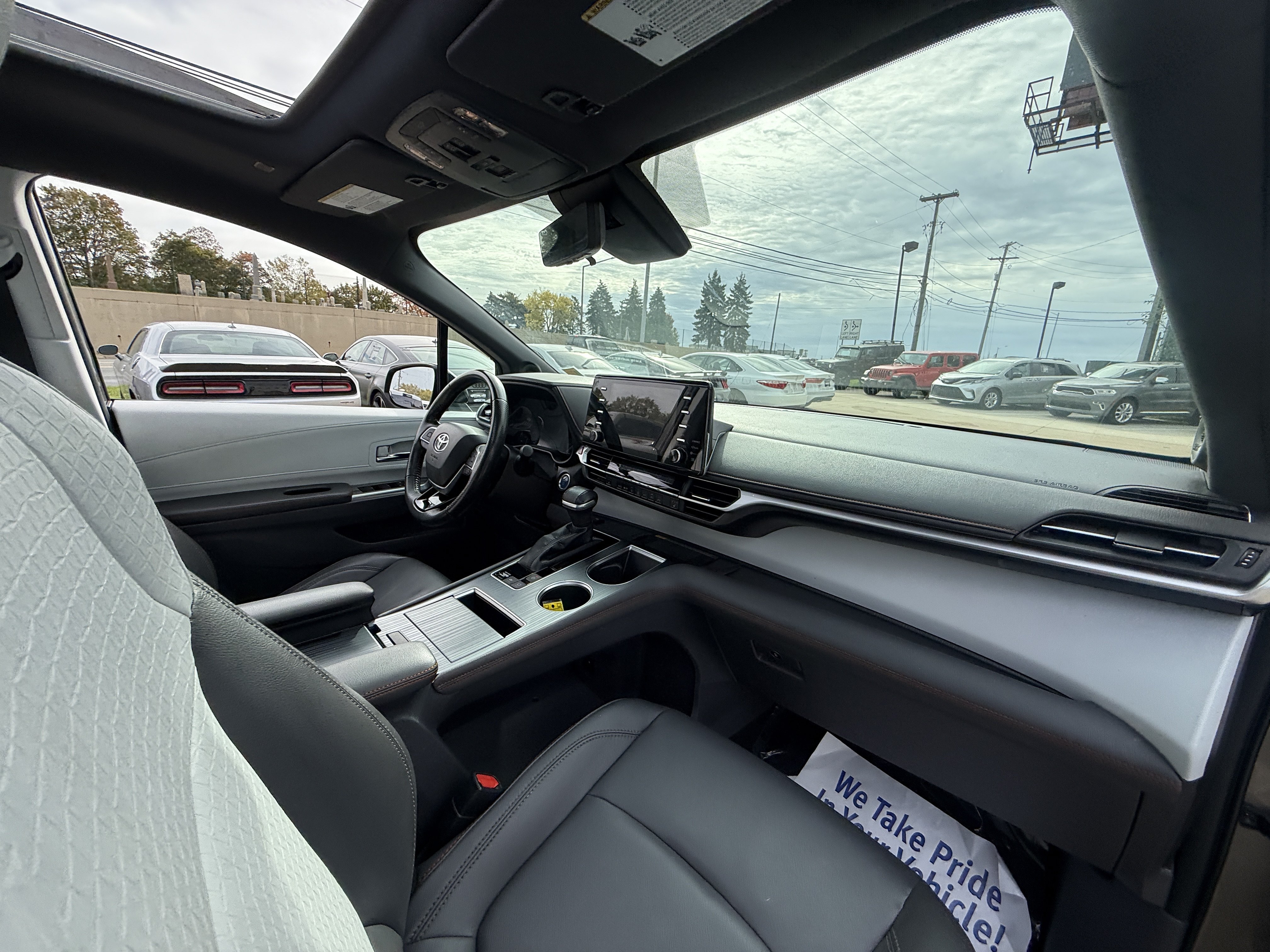 Used 2022 Toyota Sienna XSE AWD/4WD image 25
