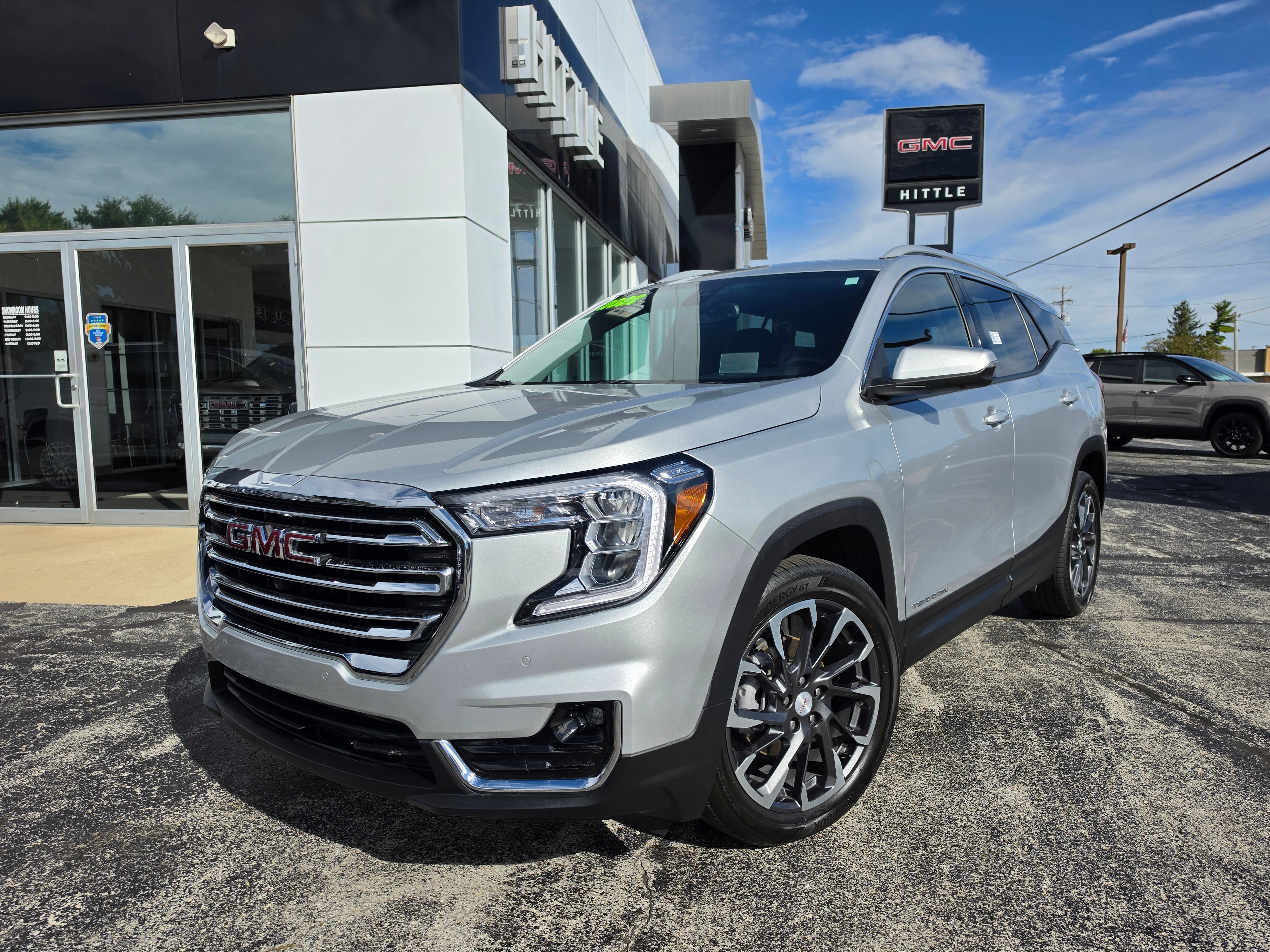 Used 2022 GMC Terrain SLT w/ Tech Package FWD image 1