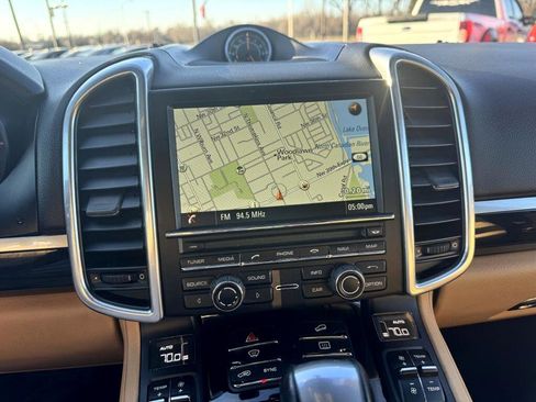 Used 2016 Porsche Cayenne Base image 14