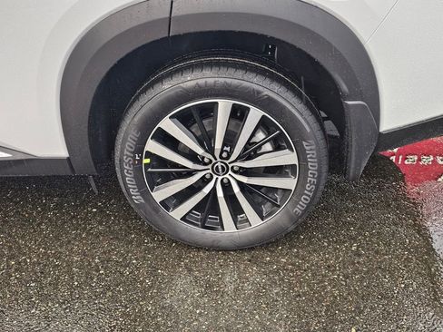 New 2025 Nissan Pathfinder Platinum image 9