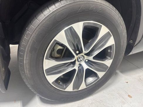 Used 2021 Toyota Highlander XLE AWD/4WD image 6