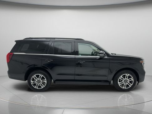 Used 2025 Ford Expedition Active AWD/4WD image 2