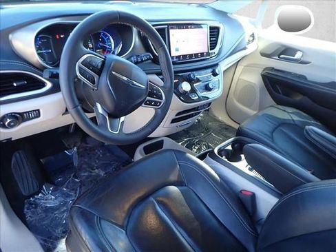 Used 2022 Chrysler Pacifica Touring-L FWD image 12