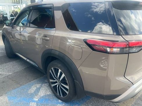 Used 2024 Nissan Pathfinder Platinum image 2